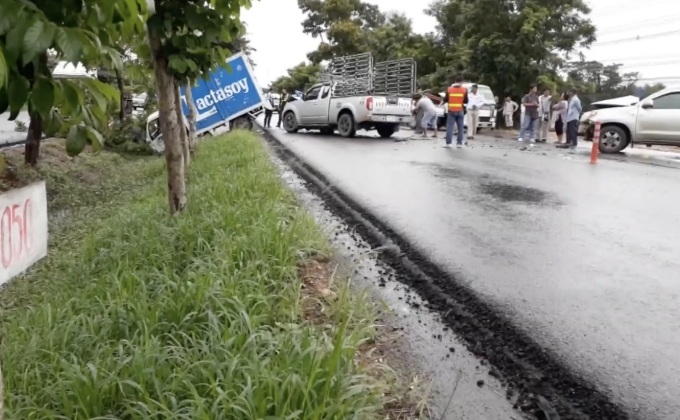 รถบรรทุกสินค้าเสียหลักชน 3 คันรวด