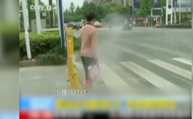 จีนผุดนวัตกรรมห้ามคนข้ามถนนผิดกฎจราจร