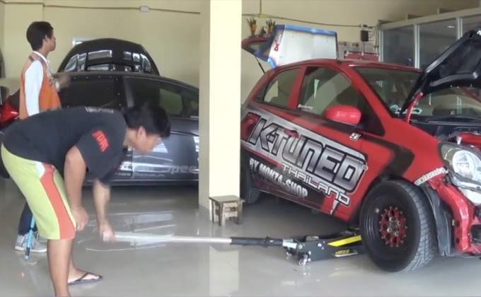 งูเหลือม 3 เมตรขดตายคาซุ้มล้อรถ