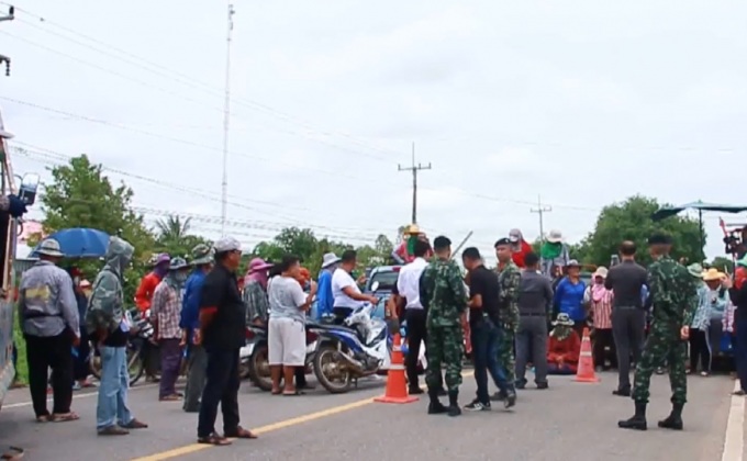 ชาวนานครสวรรค์ ชุมนุมเรียกร้องเปิดทางระบายน้ำ