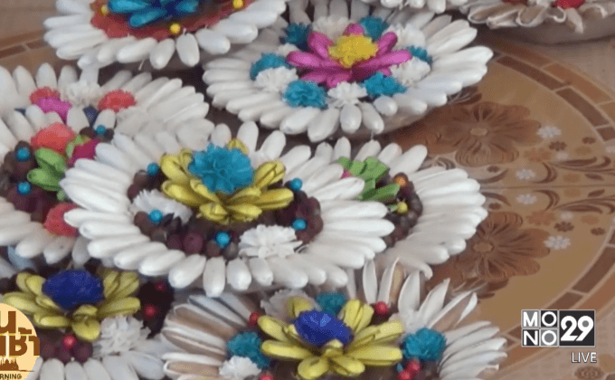 ชาวบ้านเร่งผลิตกระทงดอกไม้ประดิษฐ์จากต้นโสน