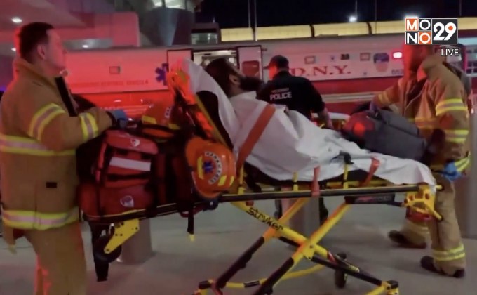 เจ้าหน้าที่สหรัฐฯ รอรับตัวผู้ได้รับบาดเจ็บจากหลุมอากาศ