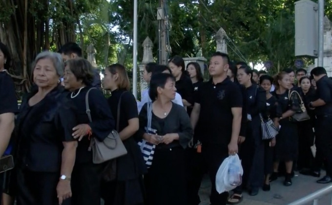 ประชาชนรอกราบพระบรมศพเนืองแน่น