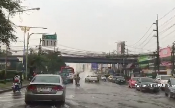 กทม. ฝนถล่มน้ำท่วมขังหลายเส้นทาง