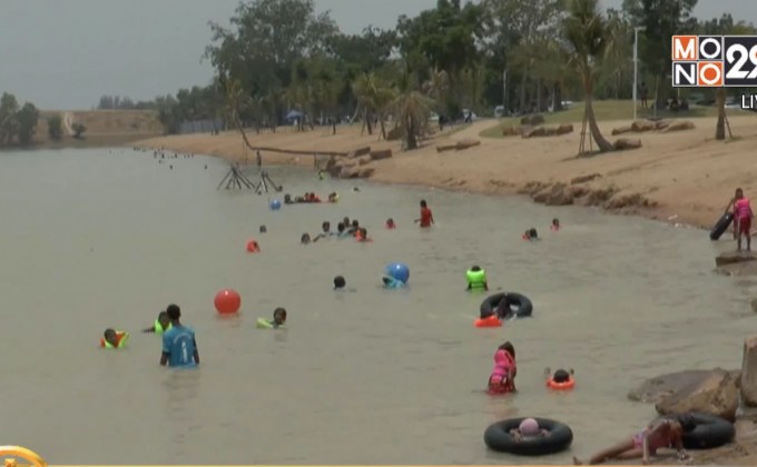 นักท่องเที่ยวแห่พักผ่อนสถานที่ท่องเที่ยวทางน้ำคลายร้อน