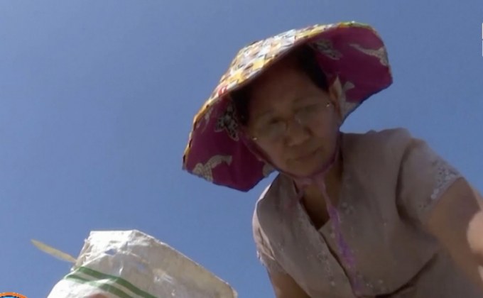 คุณยายชาวเมียนมาร์ เปลี่ยนขยะเป็นสินค้าแฟชั่น