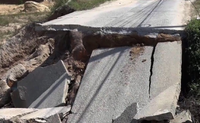 ชาวเกาะสมุยร้องถนนทรุดหลังน้ำท่วมขังกัดเซาะ