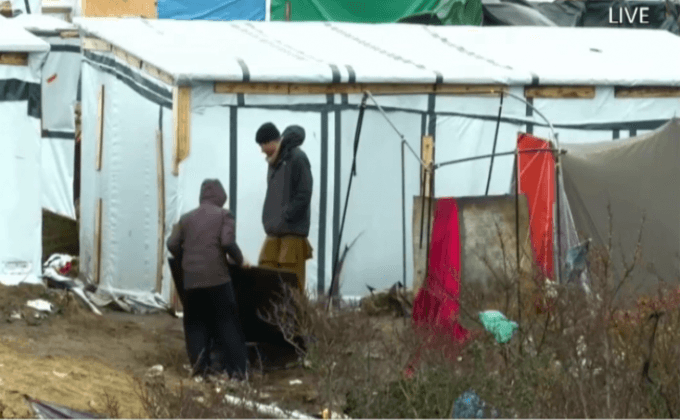 ฝรั่งเศสขอให้ผู้อพยพออกจากค่ายพักพิง