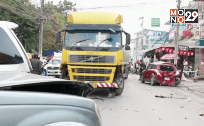 อุบัติเหตุรถพ่วงชนสนั่น กลางเมืองน่าน บาดเจ็บ 7 คน