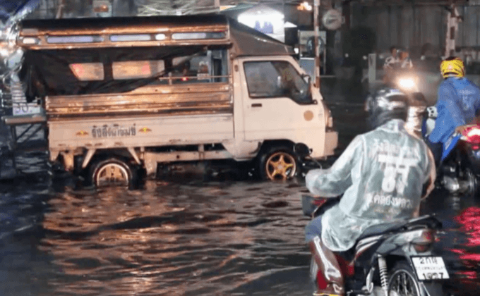 น้ำท่วมถนนพหลโยธิน จ.ปทุมธานี