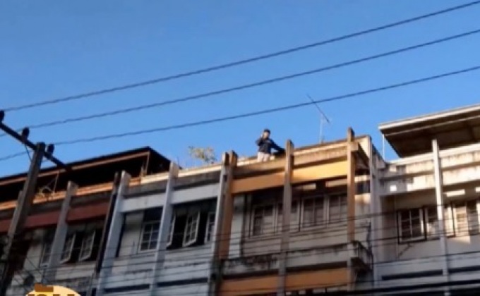 ช่วยชายอายุ 50 ปี หวังกระโดดตึก 4 ชั้น ที่ จ.ศรีสะเกษ