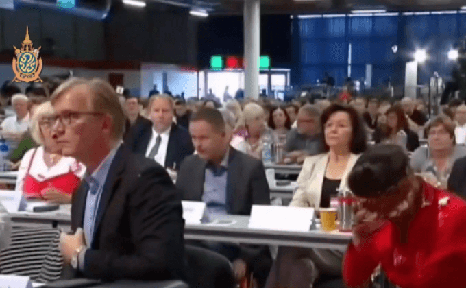 ส.ส. เยอรมันโดนปาเค้กในที่ประชุม