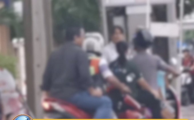 ชื่นชม คลิป นศ.ยืนขวางรถไม่ให้ขี่บนทางเท้า