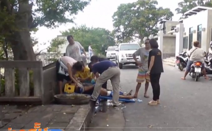 นักท่องเที่ยวแย่งลูกลิง ถูกฝูงลิงรุมกัด