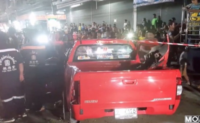 รถกระบะซิ่งข้ามเลนชนแท็กซี่เสียชีวิต 2 คน