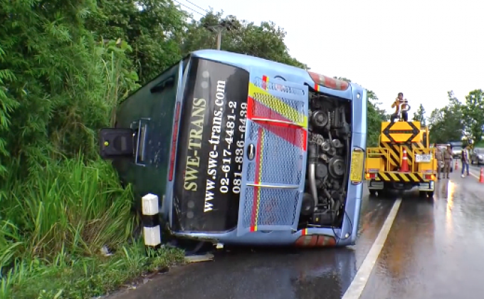 รถทัวร์คว่ำเจ็บ 26 ราย จ.เชียงราย