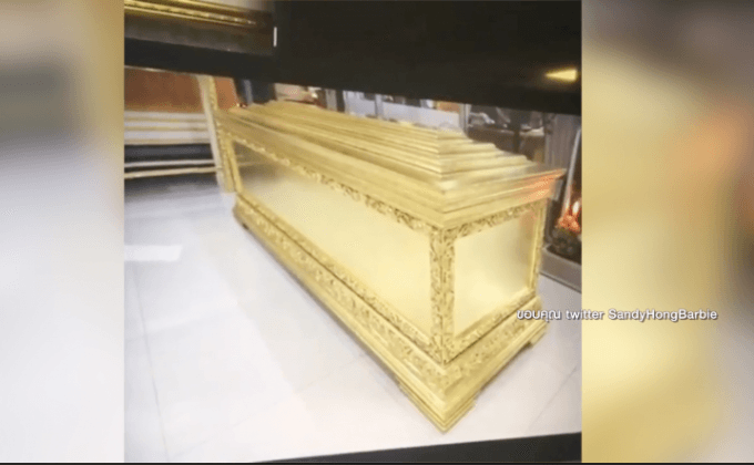 หีบพระบรมศพพระเจ้าอยู่หัวในพระบรมโกศ