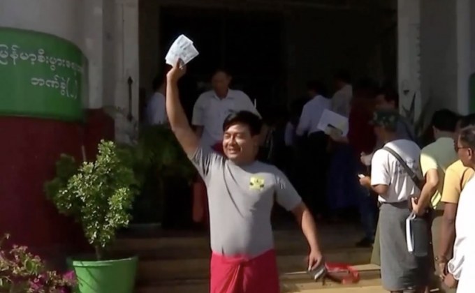 ชาวพม่าแห่รอคิวแลกธนบัตรโฉมใหม่