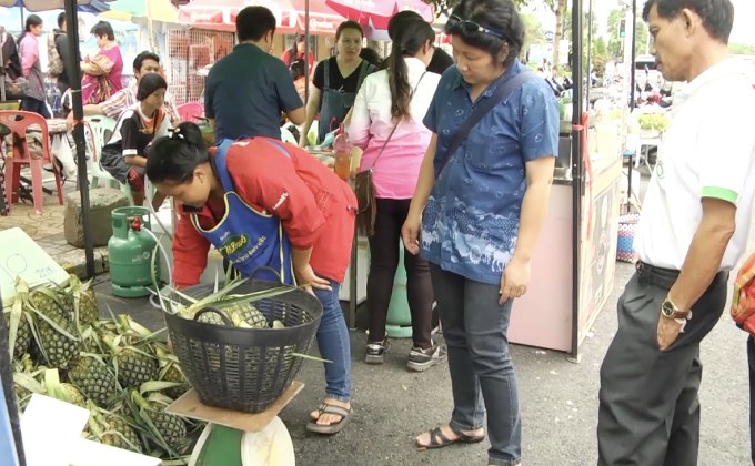 นครพนมจัดแข่งกินสับปะรด