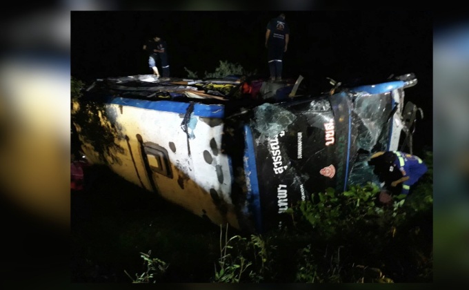 รถทัวร์เสียหลักพลิกคว่ำผู้โดยสารเสียชีวิต 1 คน