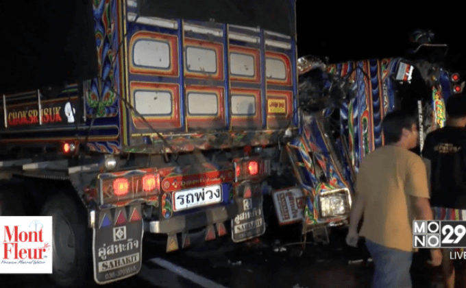 รถพ่วงชนกันกีดขวางจราจรที่ จ.ปทุมธานี