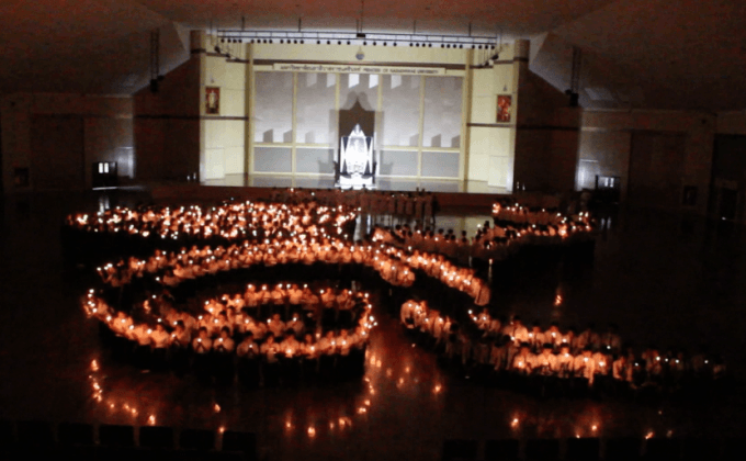 ร่วมจุดเทียนแปรอักษรเลข ๙ แสดงความไว้อาลัย