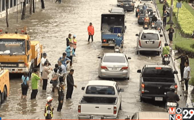 ฝนถล่มกรุงเทพฯ น้ำท่วมหนัก-จราจรติดขัด