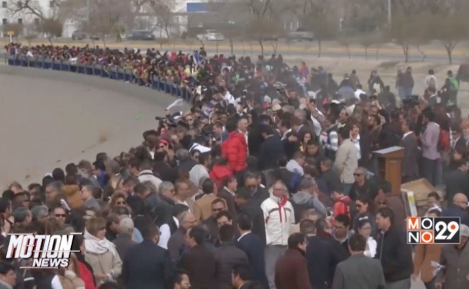 ชาวเม็กซิโกสร้างกำแพงมนุษย์ที่พรมแดนเม็กซิโก-สหรัฐฯ