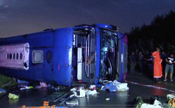 รถทัวร์พลิกคว่ำ จ.สุราษฎร์ธานี