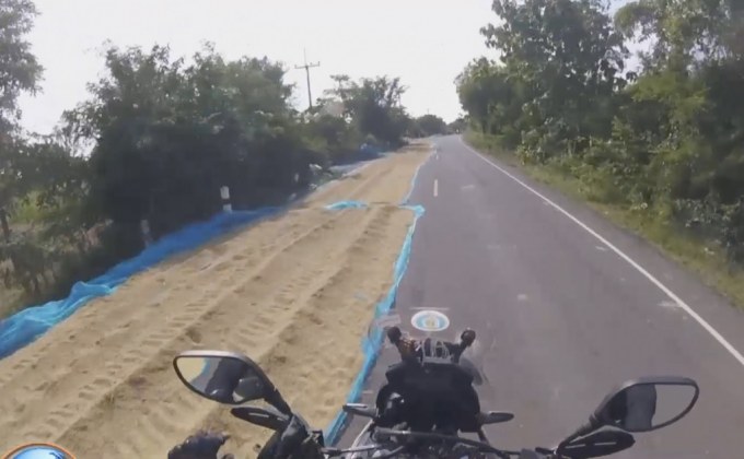 บิ๊กไบค์โชว์สกิลหลบตากข้าวบนถนน