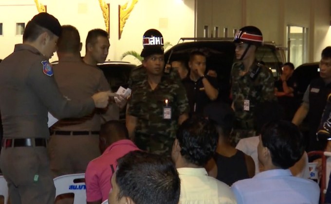 ตำรวจจับชาวต่างชาติหลบหนีเข้าเมือง