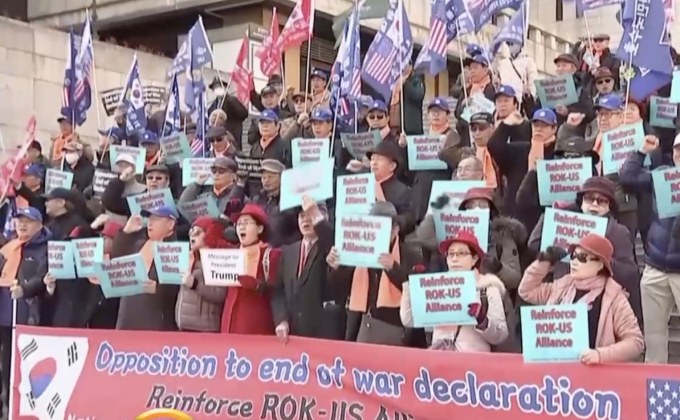 ​ผู้สนับสนุน-ต่อต้านผู้นำเกาหลีเหนือรวมตัวกันในกรุงโซล