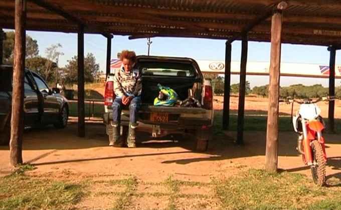 นักกีฬามอเตอร์ไซค์วิบากหญิงในซิมบับเว