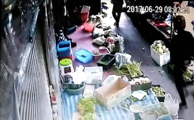 นร.อาชีวะนับ 10 คนยกพวกตีกันกลางเมืองนนท์