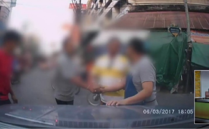 โชเฟอร์รถสี่ล้อแดง วางมวยพ่อค้าน้ำแข็ง กลางตลาด