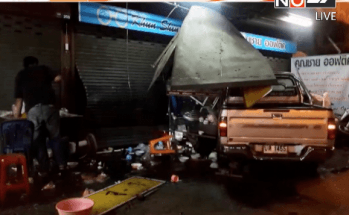 รถกระบะเสียหลักพุ่งชนร้านริมทาง จ.นนทบุรี