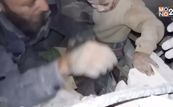 เจ้าหน้าที่ช่วยเหลือเด็กหลังซีเรียถูกโจมตีทางอากาศ