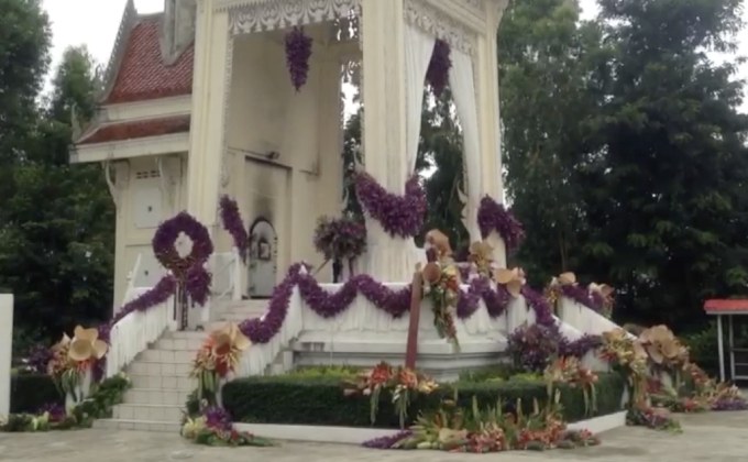 เมรุสีสันสดใส ประดับด้วยพืชผักสวนครัว