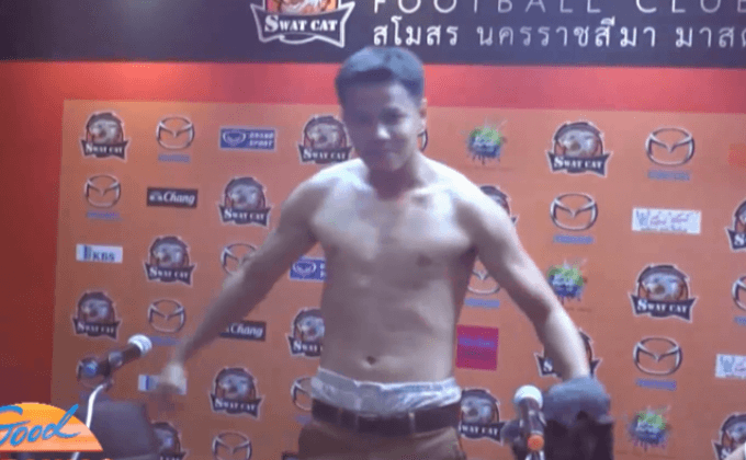 ดาวยิง “สวาทแคท” ถอดเสื้อโชว์ปัดปล้ำสาว