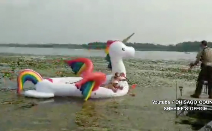 แก๊งสาวติดแหง็กบนแพยางยูนิคอร์น