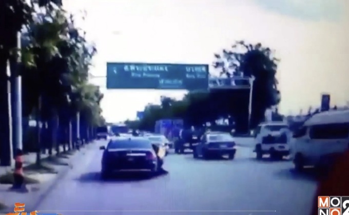 รถเบนซ์ป้ายแดงลากดาบตำรวจไปกับพื้นถนน