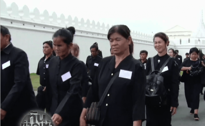 พสกนิกรเนืองแน่น เข้าสักการะพระบรมศพ