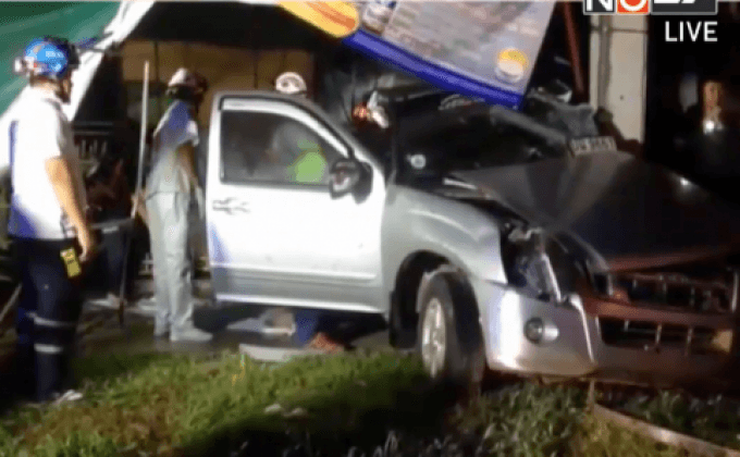 ฝนตกถนนลื่นกระบะเสียหลักชนเสาไฟฟ้า