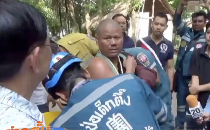 พระครูปลัดยอมลงจากเสาส่งสัญญาณแล้ว