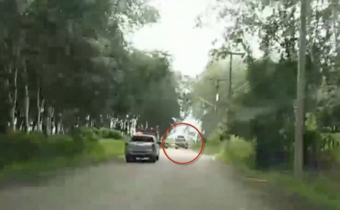 ระทึกไล่ล่ารถหกล้อขนใบกระท่อม