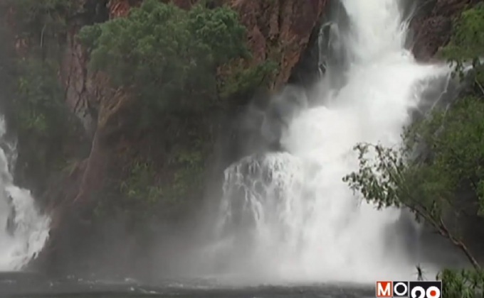 ทิวทัศน์น้ำตกในช่วงน้ำหลากของออสเตรเลีย