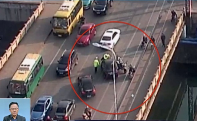 ตำรวจจีนเกาะกระโปรงหน้ารถตามจับคนร้าย