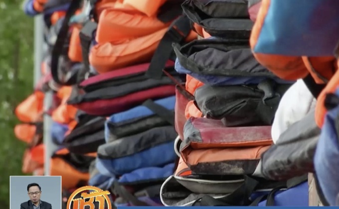 ศิลปินจีนสร้างผลงานศิลปะจากเสื้อชูชีพผู้อพยพ