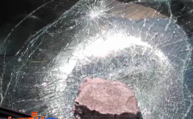 หนุ่มเมืองชลบุรีแจ้งความถูกปาหินใส่หน้ารถยนต์