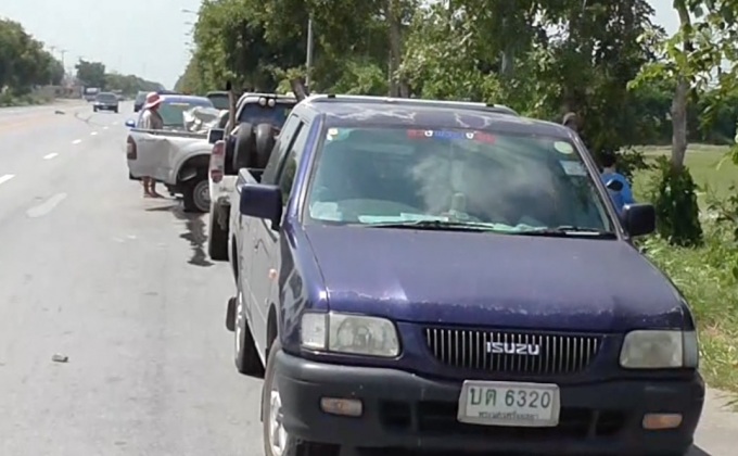 กระบะบรรทุกปลายางระเบิดพุ่งลงข้างทาง